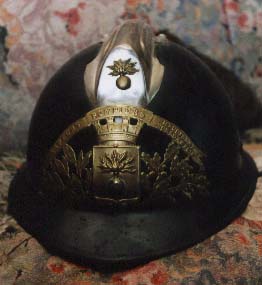 casque modle 1933 (pendant toutes la dure de la 2me guerre mondiale certain corps furent quip de casque provenant des surplus de l'arme, ils tait peint en noir